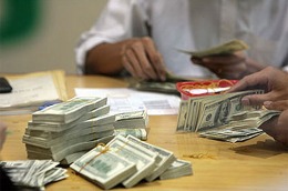 Trái chiều tiền gửi VND và ngoại tệ