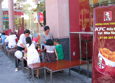 Gà rán KFC “hút” khách Nha Trang