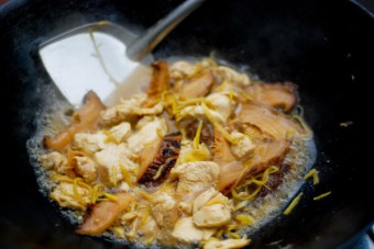 Món ăn: Gà ninh với nấm và gừng