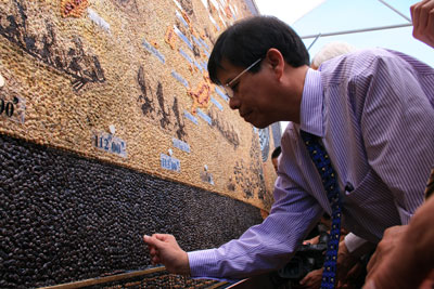 Hoàn thành công trình Bản đồ Trường Sa ghép từ hạt cà phê Việt Nam