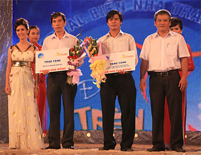 Tặng 30 triệu đồng cho các quỹ từ thiện
