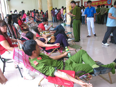 Hàng trăm cá nhân, tập thể và gia đình được tôn vinh