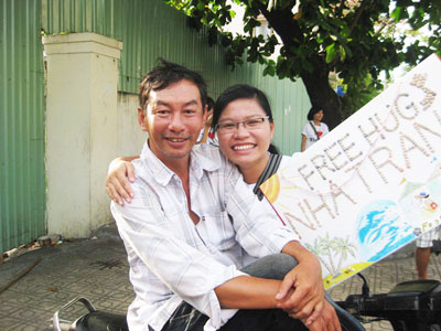 Free Hugs - dang rộng vòng tay yêu thương