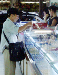 Giá đôla lập kỷ lục, vàng nội lạc điệu thế giới