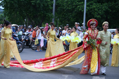 Lộng lẫy hơn với áo dài cưới