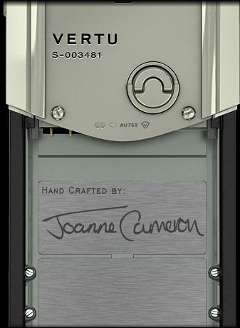 Tên của nghệ nhân người Anh được khắc dưới pin của máy. 