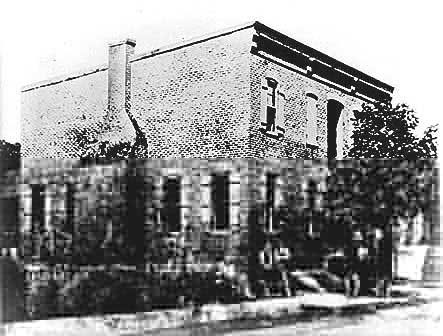 Nhà máy của công ty Tabulating Machine Corp (TMC) năm 1893. Đến năm 1911, TMC là một trong 3 công ty sáp nhập đổi tên thành IBM hiện nay.