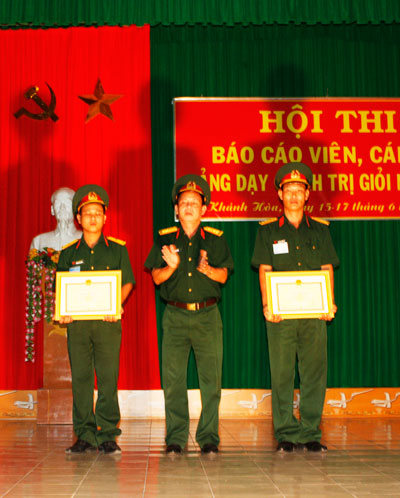 Trao 2 giải nhất cho báo cáo viên, cán bộ giảng dạy chính trị giỏi năm 2011