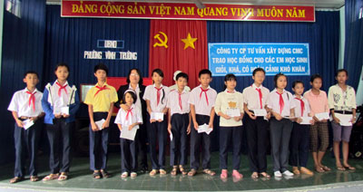 Trao 60 suất học bổng cho học sinh có hoàn cảnh khó khăn