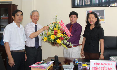 Thăm các cơ quan báo chí trên địa bàn tỉnh