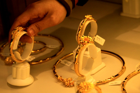 Giá vàng tiếp tục tăng, đôla giảm