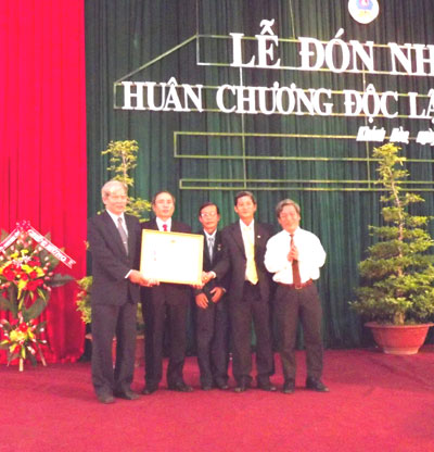 Đón nhận Huân chương Độc lập hạng Ba