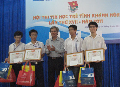 Khen thưởng 16 cá nhân