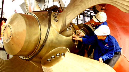 Từ ngày 1-7, nhiều doanh nghiệp nhà nước sẽ phải kiểm kê tài sản. Trong ảnh: công nhân làm việc tại Tổng công ty công nghiệp đóng tàu Bạch Đằng (thuộc Vinashin) 