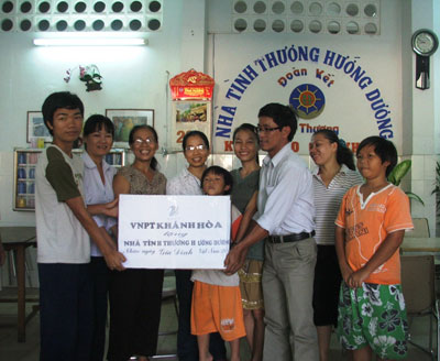 Tặng quà cho Nhà tình thương Hướng Dương