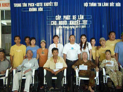 Trao 150 xe lăn cho người khuyết tật