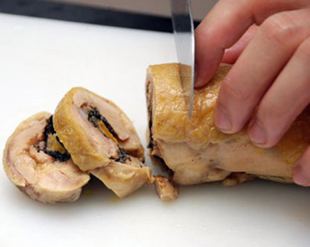 Món ăn: Gà cuộn trứng muối bằng lò vi sóng