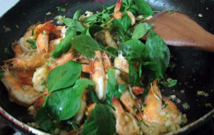 Món ăn: Thơm thơm cay cay tôm xào húng quế