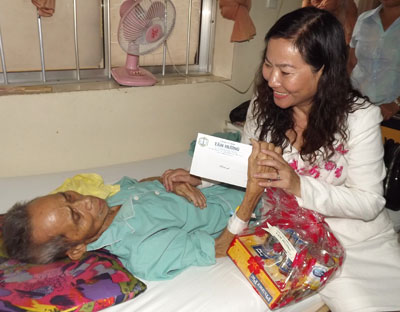 Tặng hơn 25 suất quà cho các đối tượng chính sách