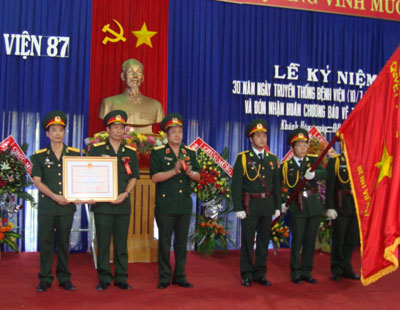 Đón nhận Huân chương Bảo vệ Tổ quốc hạng Nhì