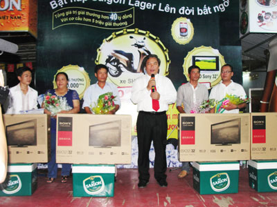 Trao giải cho khách hàng trúng thưởng