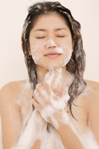 Mách bạn: Bí quyết gội đầu ngừa rụng tóc