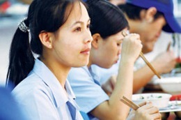 Sẽ nâng tiền ăn giữa ca lên tối thiểu 15.000 đồng/bữa