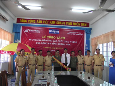 Tặng 100 ô che mưa, nắng cho lực lượng Cảnh sát giao thông