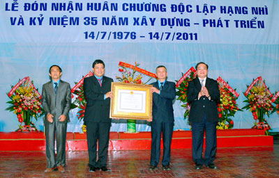 Đón nhận Huân chương Độc lập hạng Nhì