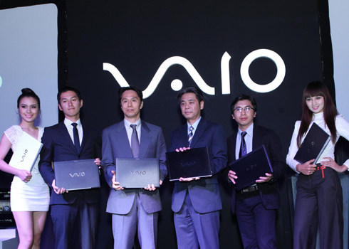 Đại diện Sony giới thiệu máy tính Vaio Z tại VCW 2011.