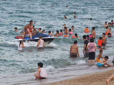 Sắp xếp hoạt động giải trí thể thao trên biển ở bờ biển Nha Trang về một điểm