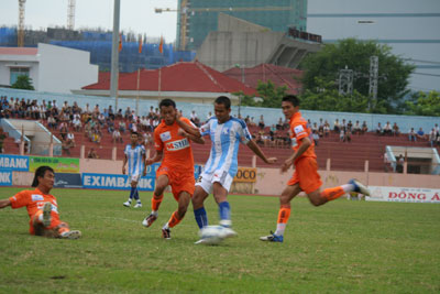 Chật vật chờ… trụ hạng?!