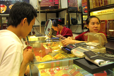 Giá vàng quay đầu giảm mạnh