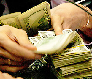 Lại chuyện lãi suất vượt trần: Ngân hàng khó ăn nói?