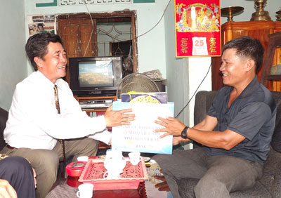 Thăm và tặng quà các gia đình chính sách tiêu biểu