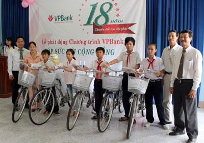 Trao 10 xe đạp cho học sinh nghèo hiếu học