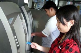 Việc trả lương qua thẻ ATM sẽ được đưa vào Luật Lao động