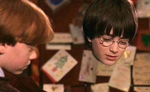 Một cảnh trong phim khi Harry Potter sử dụng áo choàng tàng hình