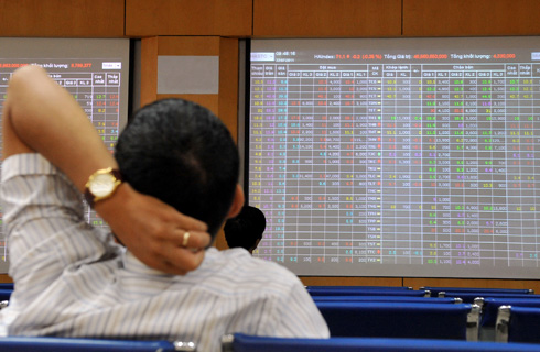 Chứng khoán kết thúc tháng 7 ảm đạm