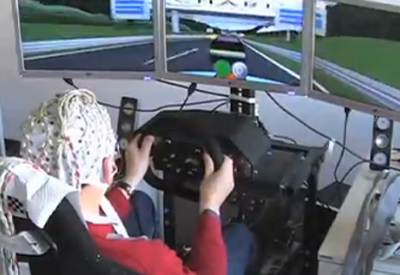 Tình nguyện viên tham gia thử nghiệm dừng xe bằng ý nghĩ của Viện Công nghệ Berlin.