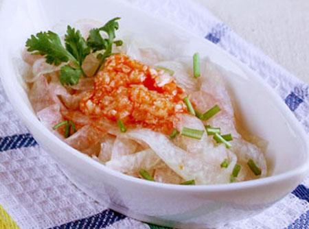 Món ăn: Ngon lạ cùi dưa hấu trộn nước tương cà chua