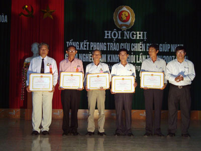 Tặng bằng khen cho 5 tập thể, 10 cá nhân có thành tích xuất sắc trong công tác Hội