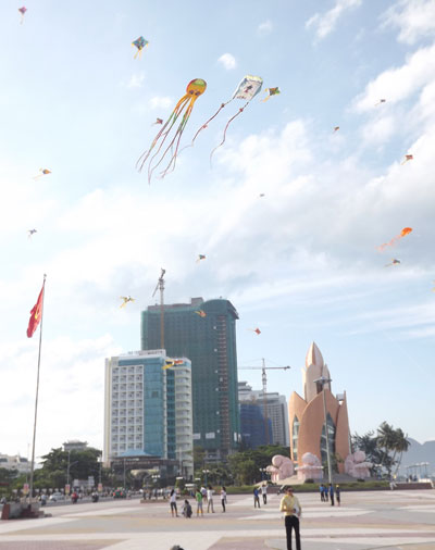 Triển lãm “Cánh diều da cam”