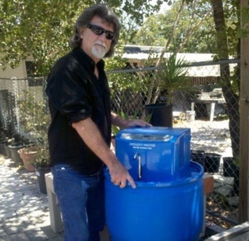 Tác giả và máy tạo nước đặc biệt.