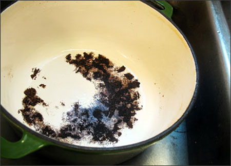 Mách bạn: Mẹo làm sạch xoong chảo bị cháy