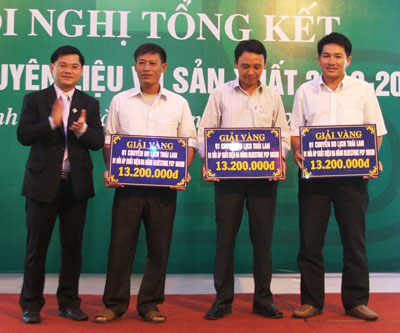 Khen thưởng các hộ nông dân trồng mía giỏi