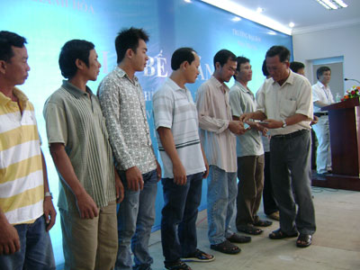 Trao chứng chỉ thuyền trưởng, máy trưởng cho 122 học viên