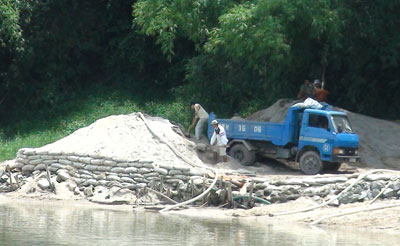 “Cát tặc” lộng hành sông Cái
