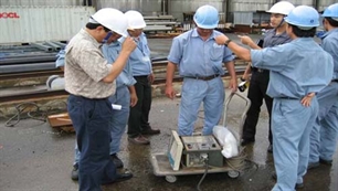 Người lao động trong các doanh nghiệp sẽ được hưởng lương mới (ảnh KT)