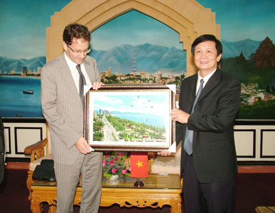 Tiếp Tổng Lãnh sự Cộng hòa Pháp và Đại sứ đặc mệnh toàn quyền Nhà nước Isarel